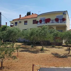Apartman Apartman Kali, Kali